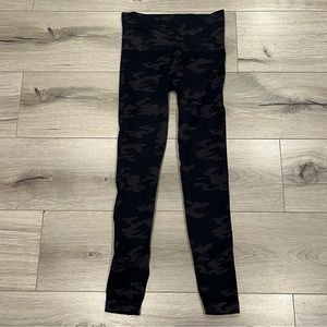 Spanx Look At Me Now Seamless Leggings Womens Small Black Gray Camo